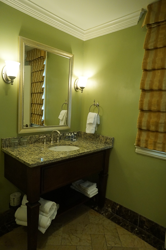 George Washington Hotel bathroom