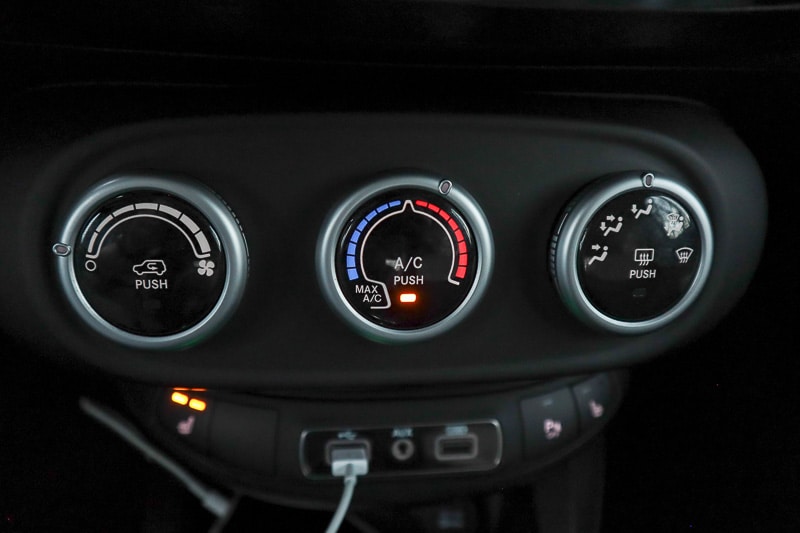 2019 Fiat 500X Trekking climate control knobs