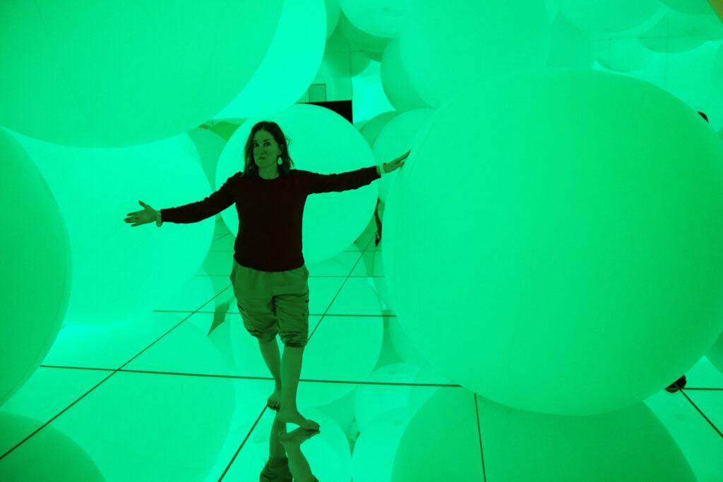Expanding Three-dimensional Existence in Transforming Space - Flattening 3 Colors and 9 Blurred Colors