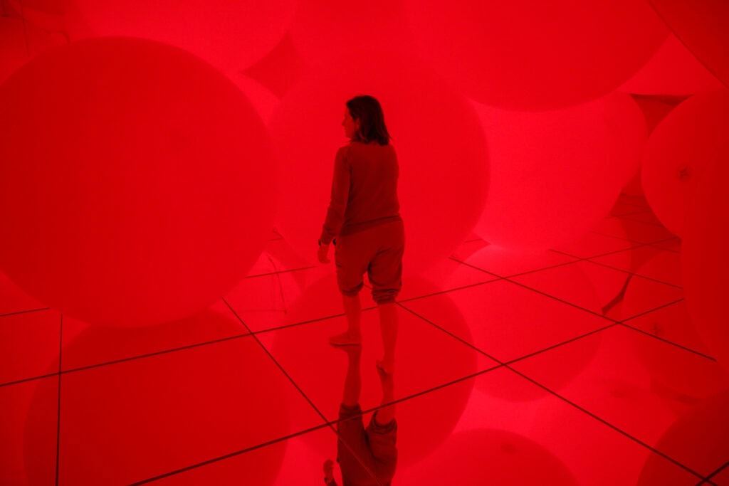 Expanding Three-dimensional Existence in Transforming Space - Flattening 3 Colors and 9 Blurred Colors